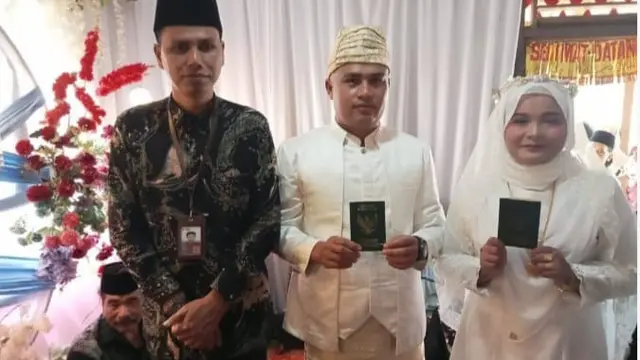Perjuangan Ahad Nasution berenang menyeberangi sungai demi menjalankan tugasnya sebagai penghulu meresmikan pasangan yang akan menikah. (Istimewa)