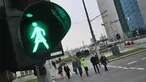 Orang-orang menyeberang jalan dengan lampu lalu lintas bergambar wanita di Vilnius, Lituania, Jumat (2/11). Hal itu untuk merayakan ulang tahun ke-100 wanita memperoleh pengakuan internasional dalam pemungutan suara di negara baltik. (Petras Malukas/AFP)