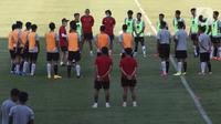 Pelatih Kepala Timnas Indonesia, Shin Tae-yong (bertopi) memberi arahan saat latihan di Stadion Madya Gelora Bung Karno, Jakarta, Jumat (28/8/2020). Selanjutnya, Timnas U-19 akan berlatih dan mengikuti turnamen mini di Kroasia jelang Piala Asia U-19 2020 Uzbekistan. (Liputan6.com/Helmi Fithriansyah)