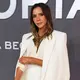 Victoria Beckham bergaya sangat elegan dengan busananya. (dok. Scott A Garfitt/Invision/AP)