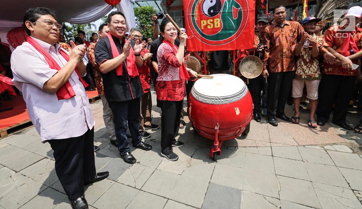 Menko PMK Puan Maharani didampingi politikus PDI Perjuangan Utut Adianto dan Charles Honoris memukul bedug pada pembukaan Festival Cap Go Meh 2570 di Seasons City, Jakarta,  Minggu (24/3). (Liputan6.com/Fery Pradolo)