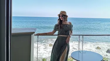 Memanfaatkan momen liburan musim panas tahun 2019, Nia Ramadhani dan keluarga memilih untuk berlibur ke California. Dalam kunjungannya ke Pantai Malibu, Nia Ramadhani tampak memesona dalam balutan dress dengan model high slit yang memamerkan kaki jenjang miliknya. (Liputan6.com/IG/@ramadhaniabakrie)