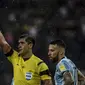 Wasit,Roddy Zambrano memberikan kartu kuning untuk  Ramiro Funes Mori (kiri) saat melanggar pemain Venezuela pada kualifikasi Piala Dunia 2018 zona Conmebol di Merida, Venezuela, (7/9/2016) WIB. (AFP/Juan  Barreto)