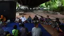 Sekelompok anak punk saat belajar mengaji dengan Komunitas Tasawuf Underground di kolong flyover Tebet, Jakarta, Sabtu (8/12). (Merdeka.com/Imam Buhori)