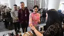 Ketua Dewan Komisioner Otoritas Jasa Keuangan (OJK Friderica Widyasari Dewi didampingi   Presiden Direktur BCA Gregory Hendra Lembong dan Wakil Presdir BCA John Kosasih menyaksikan produk tas saat  kegiatan BCA UMKM Fest 2026 di Indonesia Arena, Senayan, Jakarta, Jumat, 21 Agustus 2026. (KLY/ Arie Basuki)