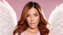 Rambut panjang bergelombangnya dibiarkan jatuh dengan blow-out bervolume dan belahan tengah. Warna cokelat tembaga yang hangat berpadu dengan akar rambut lebih gelap, dipadukan anting hoop emas dengan liontin kristal dan kalung tipis berbandul mungil. [@tasyafarasya]