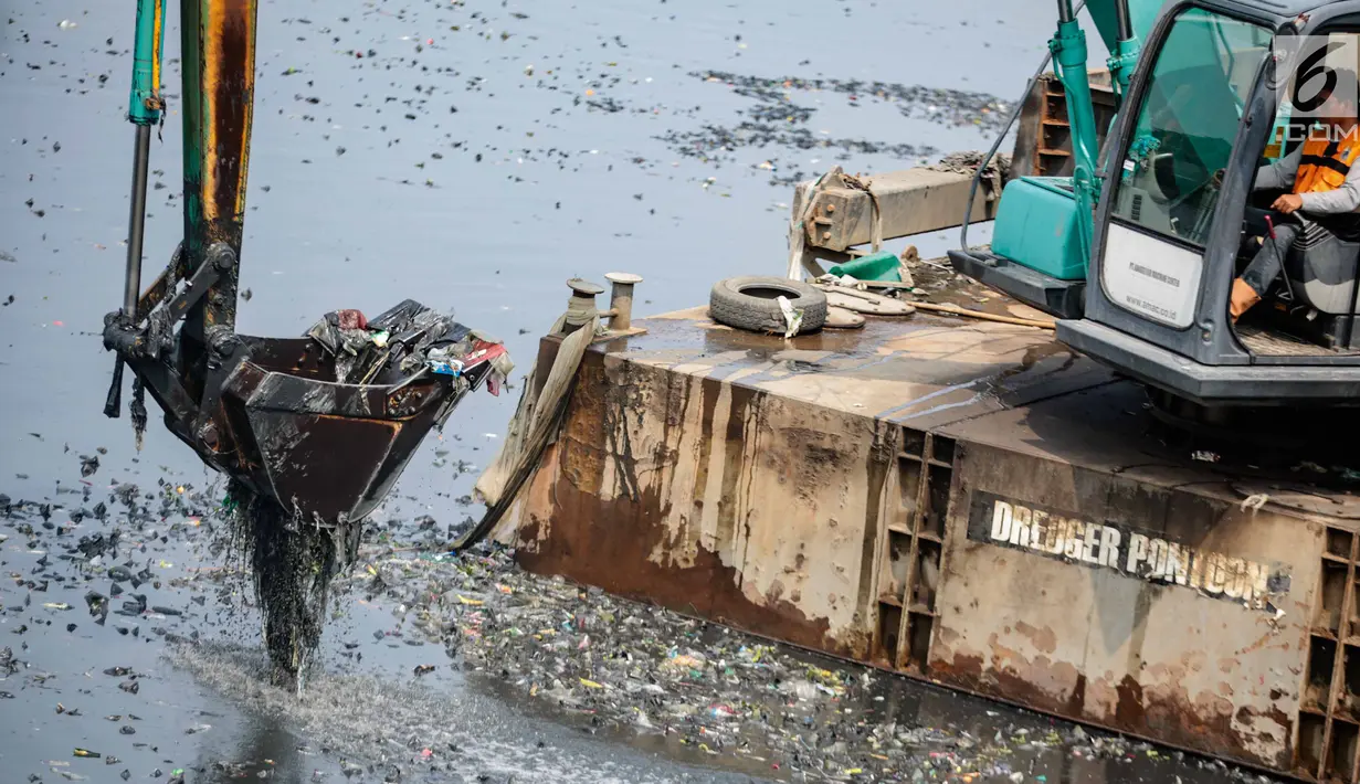 Kendaraan eskavator dan tongkang Dinas Tata Air DKI Jakarta mengeruk lumpur dan sampah dari Waduk Pluit, Jakarta, Selasa (11/12). Pengerukan ini rutin dilakukan oleh Dinas Tata Air DKI Jakarta. (Liputan6.com/Faizal Fanani)