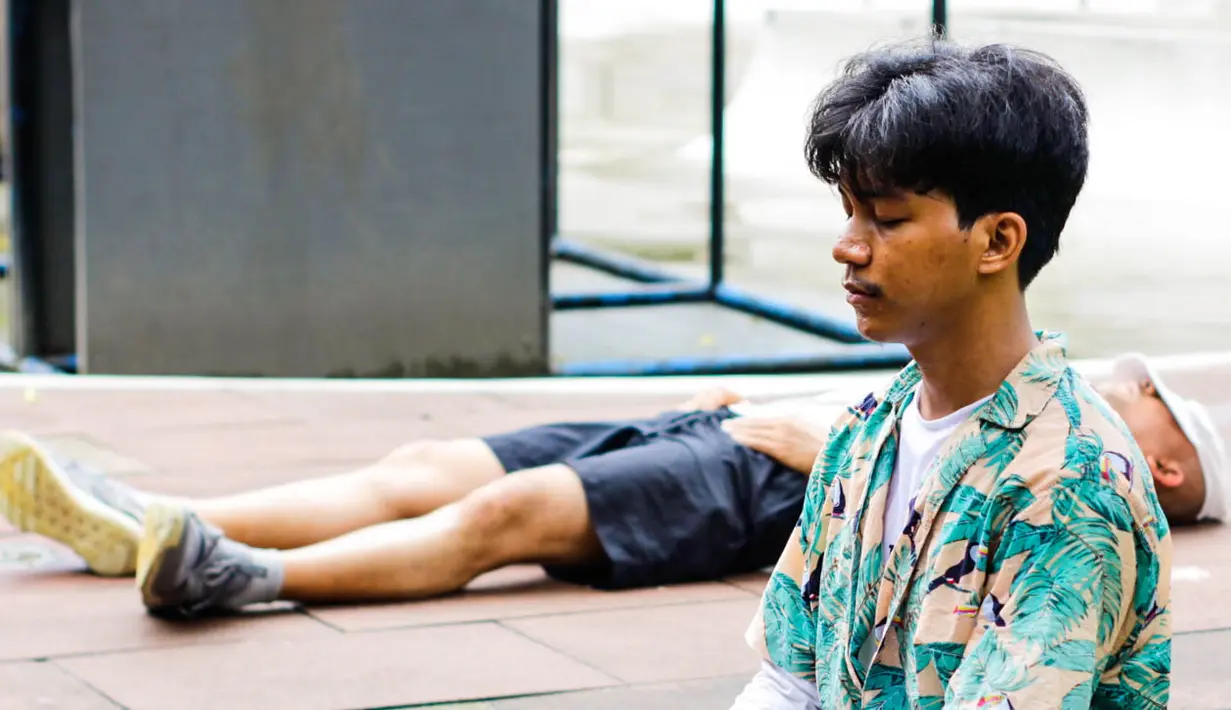 Keseriusan mahasiswa 23 tahun tersebut bersama komunitas Parkour Jakarta terbentuk pada Agustus 2006. Setelah sempat berganti-ganti tempat berlatih, komunitas tersebut sudah cukup lama membuka sesi latihan di daerah Taman Puring. (Bola.com/Muhammad Aldiansyah)