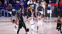 Pebasket Los Angeles Lakers, Anthony Davis, berusaha memasukkan bola saat melawan Denver Nuggets pada gim kedua final wilayah barat Playoff NBA 2020, Senin (21/9/2020). Lakers menang dengan skor 105-103. (AP/Mark J. Terrill)