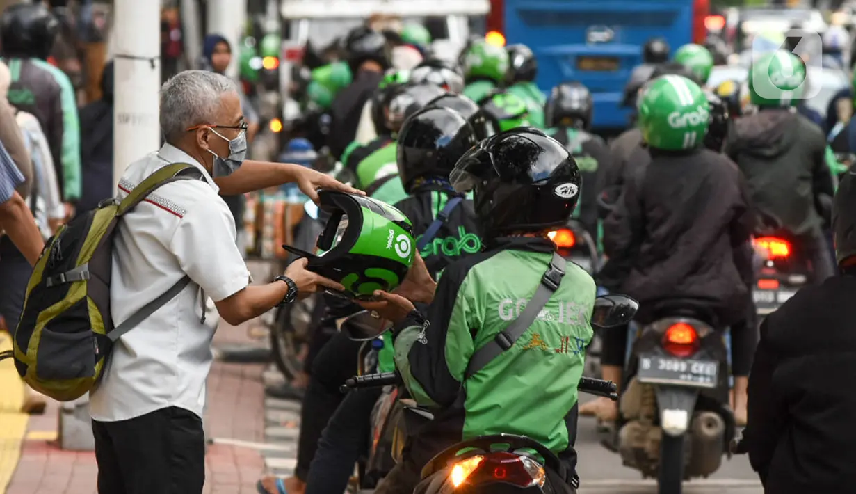 Ojek online menunggu dan menurunkan penumpang di Jakarta, Kamis (20/2/2020). Kementerian Perhubungan sedang menggodok kenaikan tarif ojek online. (Liputan6.com/Angga Yuniar)