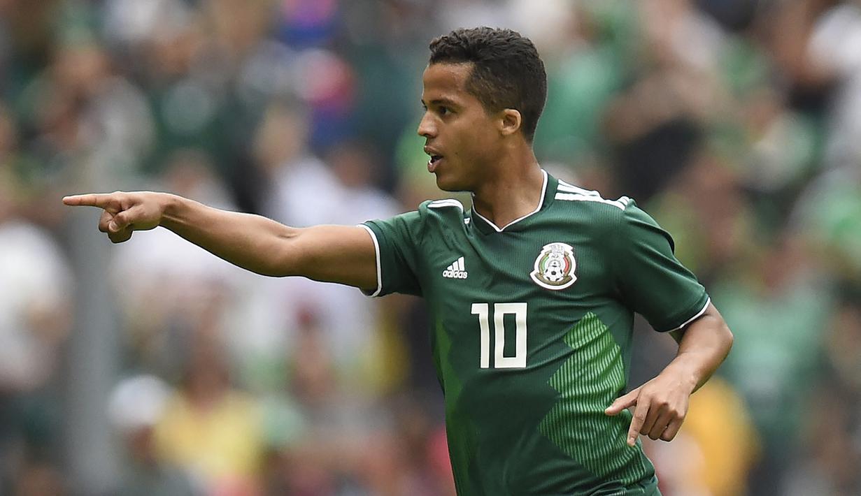 Giovani Dos Santos. Striker berusia 33 tahun yang sejak Juli 2021 berstatus tanpa klub usai meninggalkan Club America ini tercatat menjadi pemain aktif dengan jumlah caps terbanyak kelima bersama Timnas Meksiko. Hingga kini ia telah bermain dalam 106 laga dengan torehan 19 gol dan 23 assist sejak melakukan debut pada 9 September 2007. Ia diprediksi tidak akan masuk skuad Meksiko di Piala Dunia 2022 Qatar setelah terakhir memperkuat Timnas Meksiko pada Piala Dunia 2018. (AFP/Alfredo Estrella)