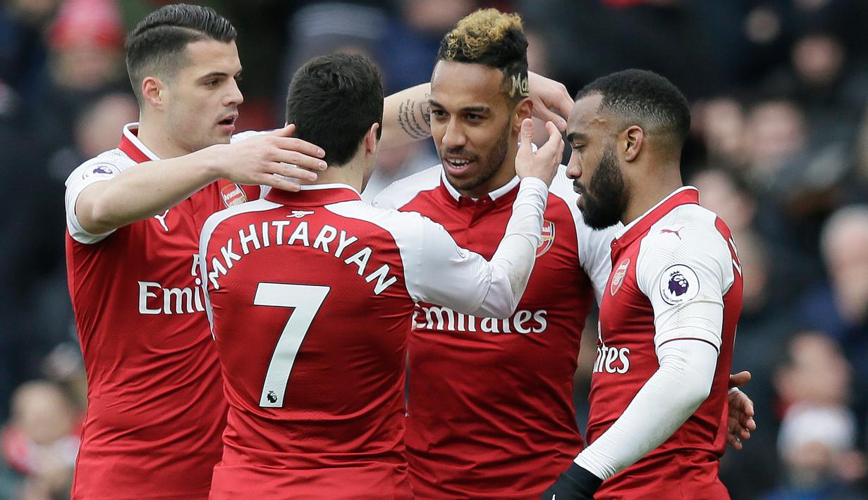 Pemain Arsenal merayakan gol kedua yang diciptakan Pierre-Emerick Aubameyang saat melawan Stoke City pada pertandingan Liga Inggris di Stadion Emirates, London (4/1). Arsenal 3-0 menang atas Stoke City. (AP Photo/Tim Ireland)