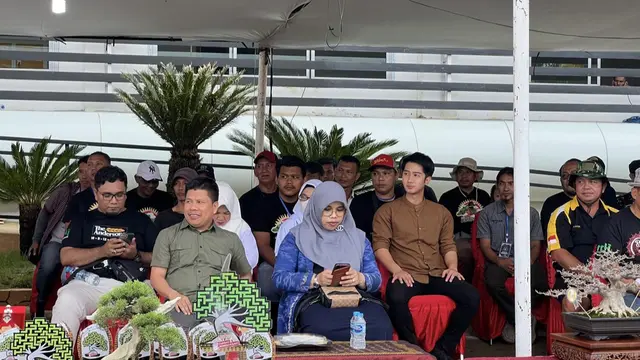 Jusin Clasic di tengah kegiatan pameran dan kontes bonsai lokal terbuka se-Kalimantan tahun 2022. (Dok. IST)