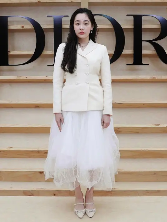 <p>Aktris Minha Kim terlihat cantik mengenakan blazer yang dipadukan dengan tutu skirt dari koleksi Dior SS 2022. (Instagram/Dior).</p>