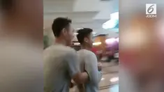 Beredar di media sosial video Anthony Sinisuka Ginting tengah 'melindungi' Jonatan Christie dari serbuan para penggemar. Sejumlah warganet memberikan komentar terkait aksi Ginting ini.