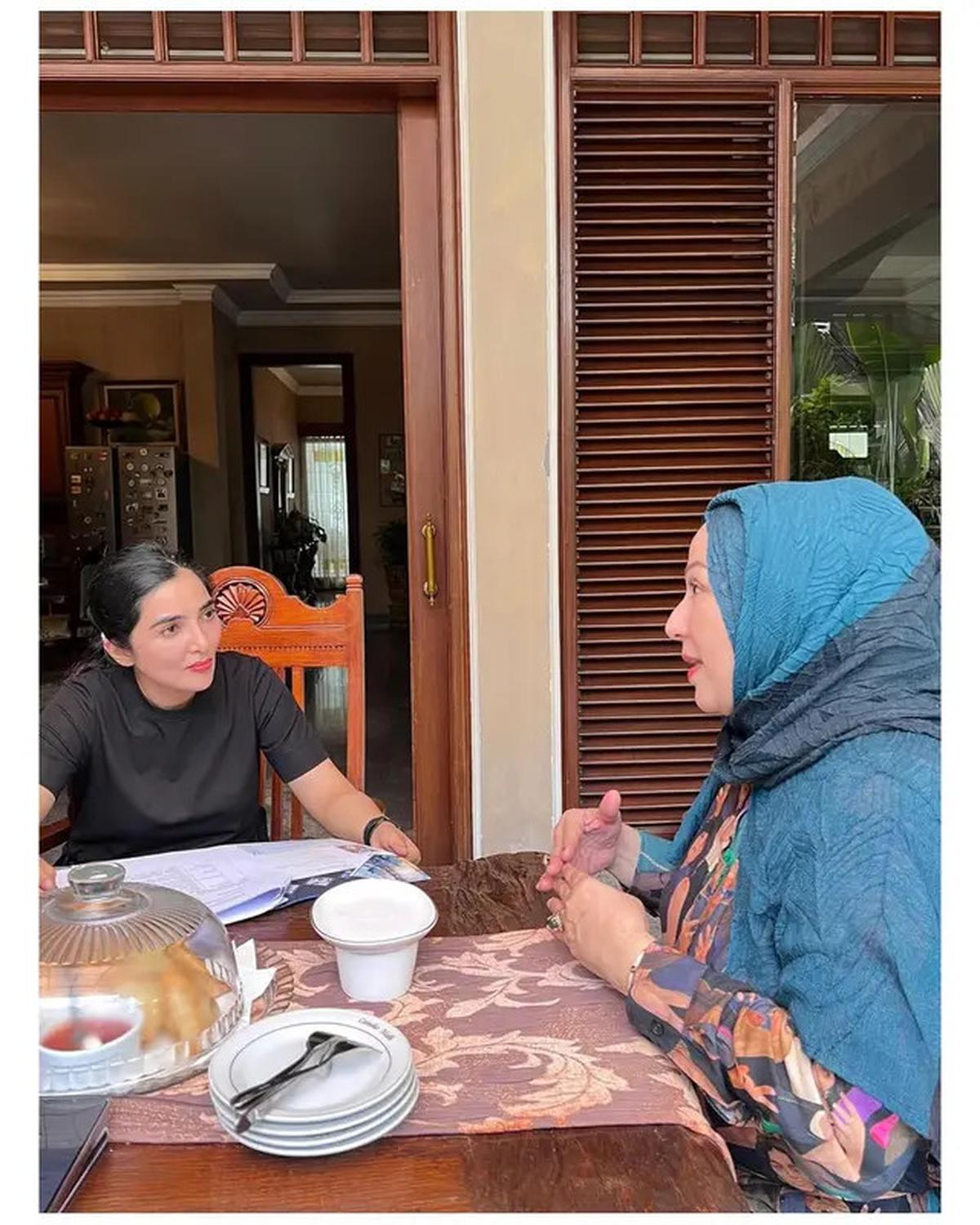 5 Potret Teras Semi Terbuka Rumah Camelia Malik, Bernuansa Klasik dan Tropis