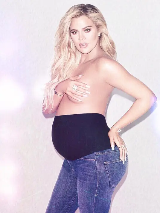 Bahkan, Khloe rela mengunggah foto topless demi promosi produknya saat hamil 8 bulan. (instagram/khloekardashian)