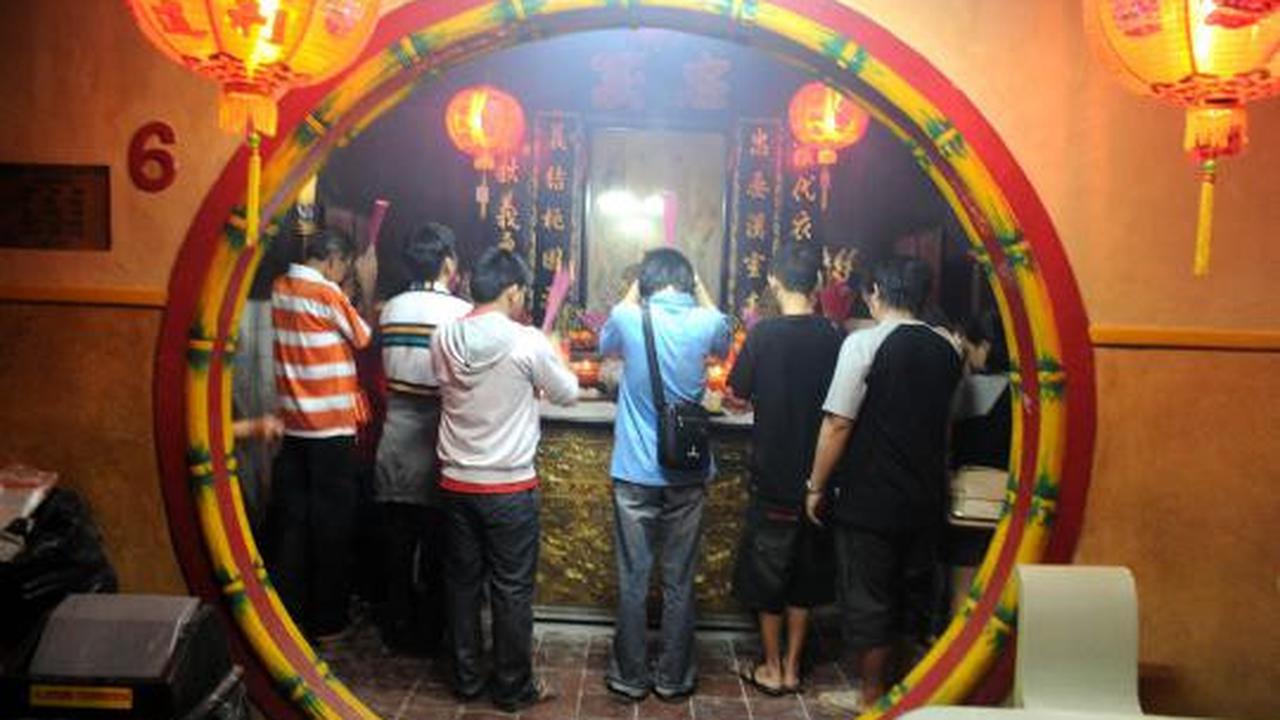 Malam Imlek, warga Tionghoa penuhi Klenteng Boen Tek Bio