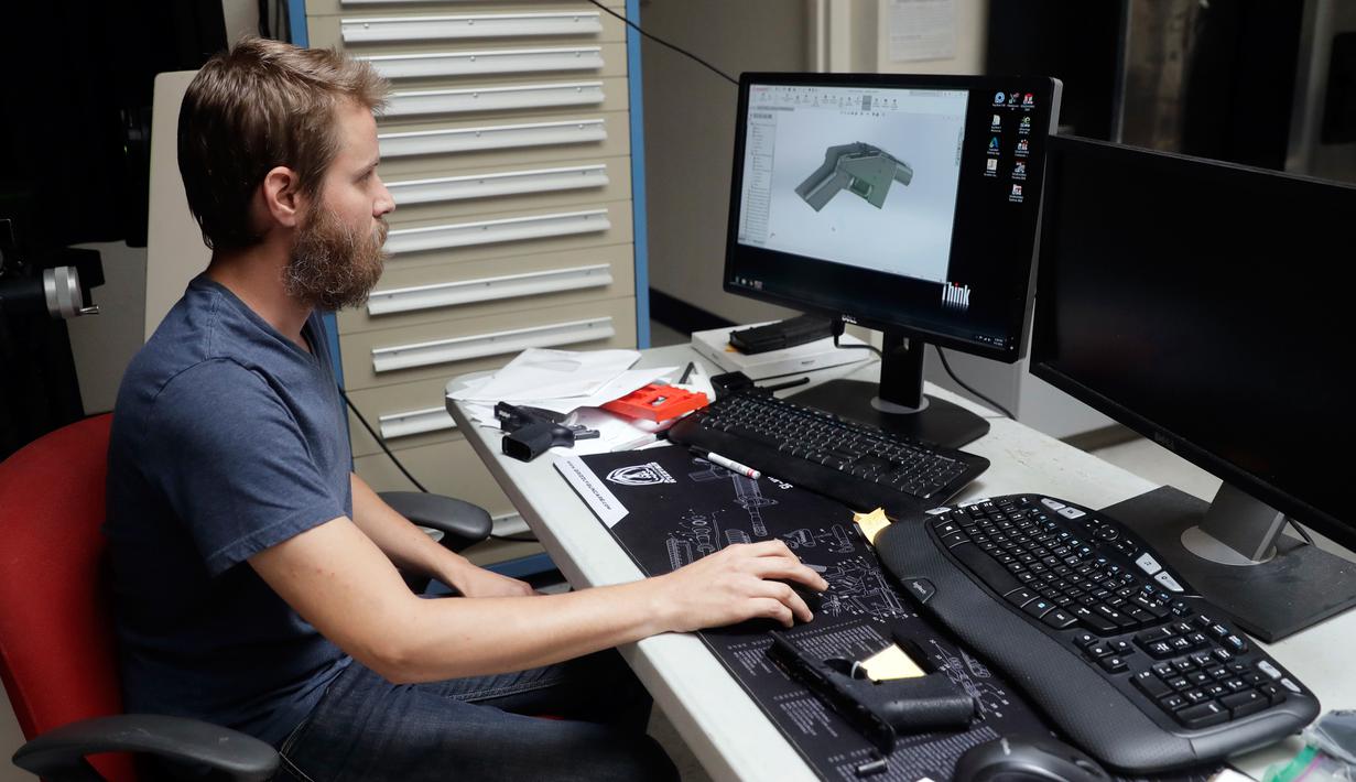 Ben Chalker menunjukkan perangkat lunak CAD dari senjata yang bisa dicetak dengan printer 3D di Austin, Texas, Rabu (1/8). Senjata ini tidak memiliki nomor serial yang bisa dilacak, dan tidak memicu alarm jika melintasi detektor logam. (AP/Eric Gay)