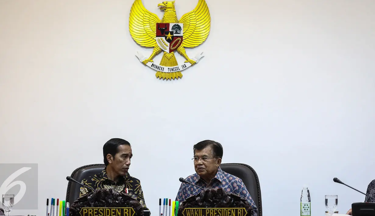 Presiden Joko Widodo (Jokowi) didampingi Wakil Presiden (Wapres) Jusuf Kalla memimpin Sidang Paripurna Dewan Energi Nasional (DEN) di Kantor Presiden, Kompleks Istana Kepresidenan, Jakarta, Kamis (5/1). (Liputan6.com/Faizal Fanani)