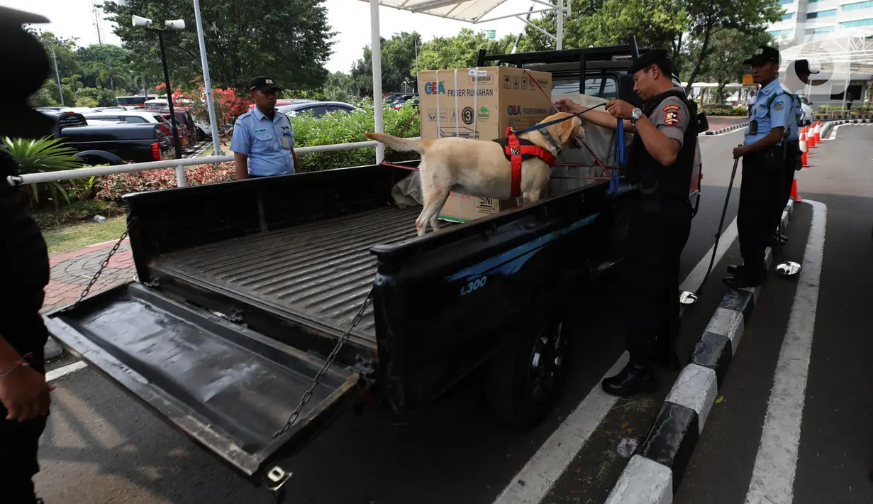 Unit K9 melakukan pemeriksaan kendaraan di kompleks Parlemen, Jakarta, Kamis (17/10/2019). Pengamanan Kompleks Parlemen makin diperketat jelang pelantikan Presiden dan Wakil Presiden terpilih Joko Widodo-Ma'ruf Amin pada 20 Oktober 2019. (Liputan6.com/JohanTallo)