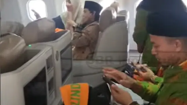 Gus Iqdam dan Ning Nila di dalam Pesawat (Tangkap Layar YouTube)