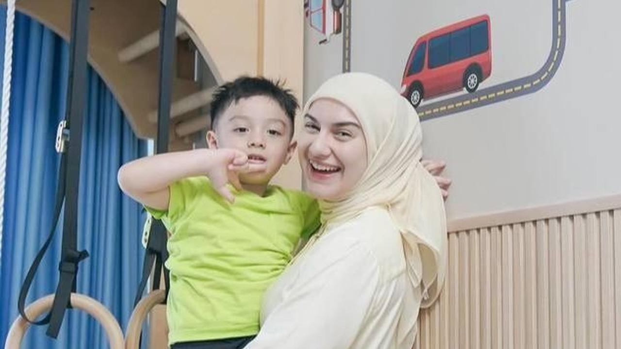 "Karena kan Air sudah 4 tahun, ya, terus emang di fase-fase, mungkin karena mama nya sudah padat bekerja lagi jadi dia tuh lengket banget sekarang," kata Irish Bella.