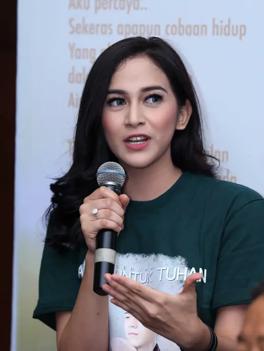 'Intinya sih aku lebih ke yang menunggu keluarga (calon suami). Di sini jangan sampai ada miss komunikasi, tetap aku harus mematuhi semua apa yang sudah dipersiapkan,' tutup Nina Zatulini. (Nurwahyunan/Bintang.com)