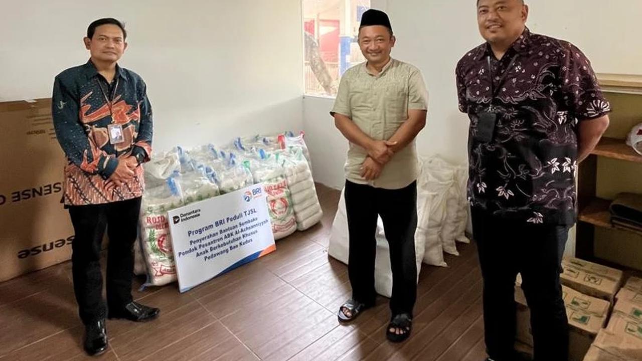 Penyaluran bantuan sembako dari BRI untuk anak berkebutuhan khusus di Kudus.