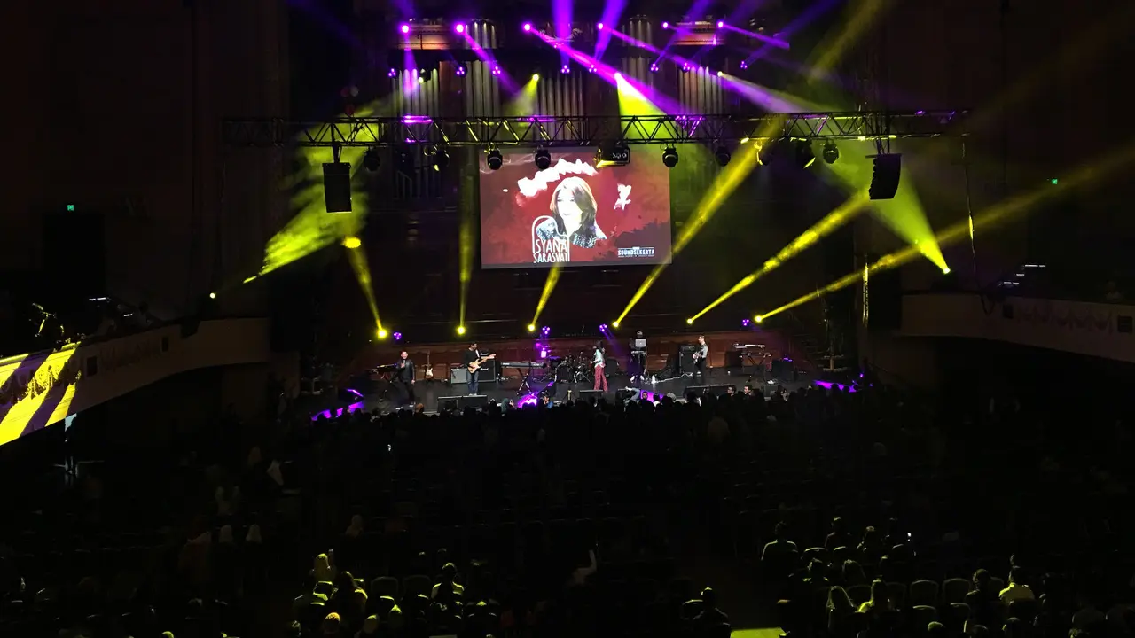 3 artis RI,  Isyana Sarasvati, RAN, dan Project Pop tampil di panggung pentas musik Melbourne, Australia. (Sumber: KJRI Melbourne)