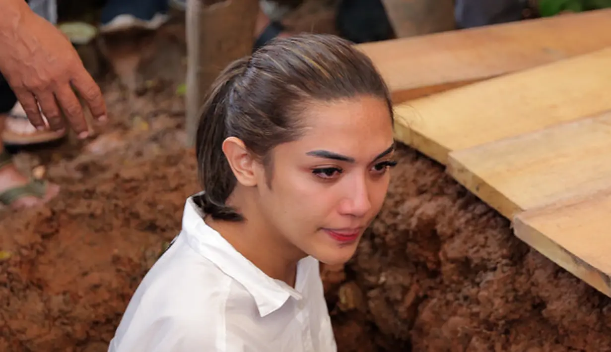 Millen Cyrus ikut terjun ke liang lahat membantu proses pemakaman ayahnya. Keponakan Ashanty itu ikut membantu memasukkan jenazah ayahnya ke liang lahat. (Deki Prayoga/Bintang.com)