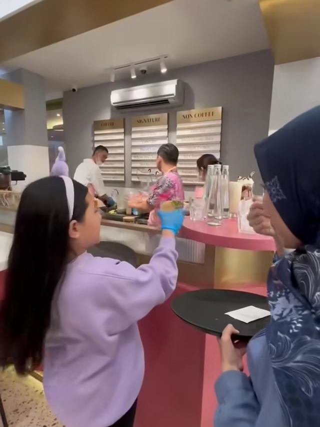 Arsy Hermansyah kerja jadi pramusaji