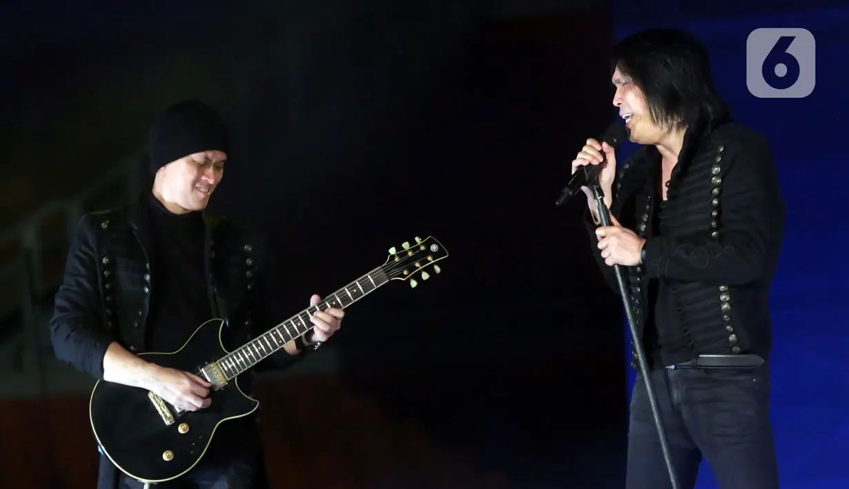 Once (kanan) tampil bersama grup band Dewa 19 pada konser bertajuk Pesta Rakyat 30 Years of Careers Dewa 19 di Jakarta International Stadium, Jakarta, Sabtu (4/2/2023). Once berhasil membuat riuah penonton dengan membawakan sejumlah lagu seperti “Roman Picisan”,  “Kosong”, dan “Cemburu”. (Fimela.com/Bambang E. Purnama)