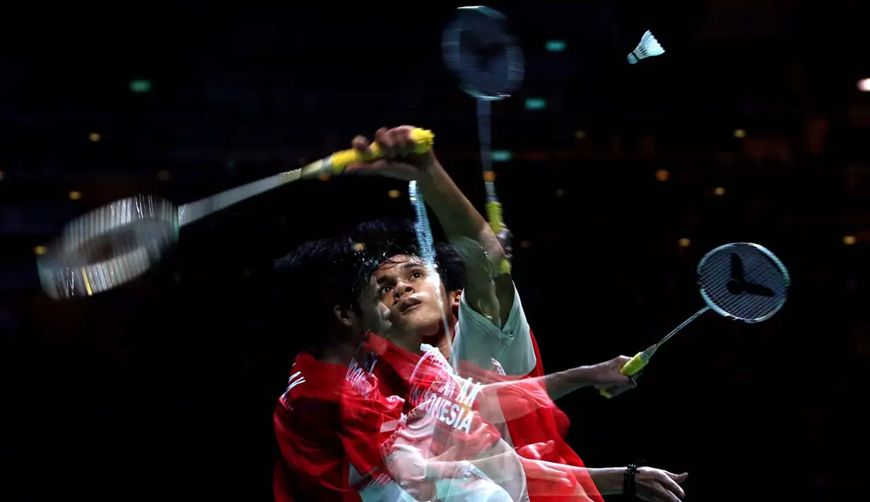 Aksi pebulutangkis putra Indonesia, Firman Abdul Kholik, saat berhadapan dengan pemain Thailand, Boonsak Ponsana. Foto ini diambil dengan teknik multi exposure. (Bola.com/Arief Bagus)