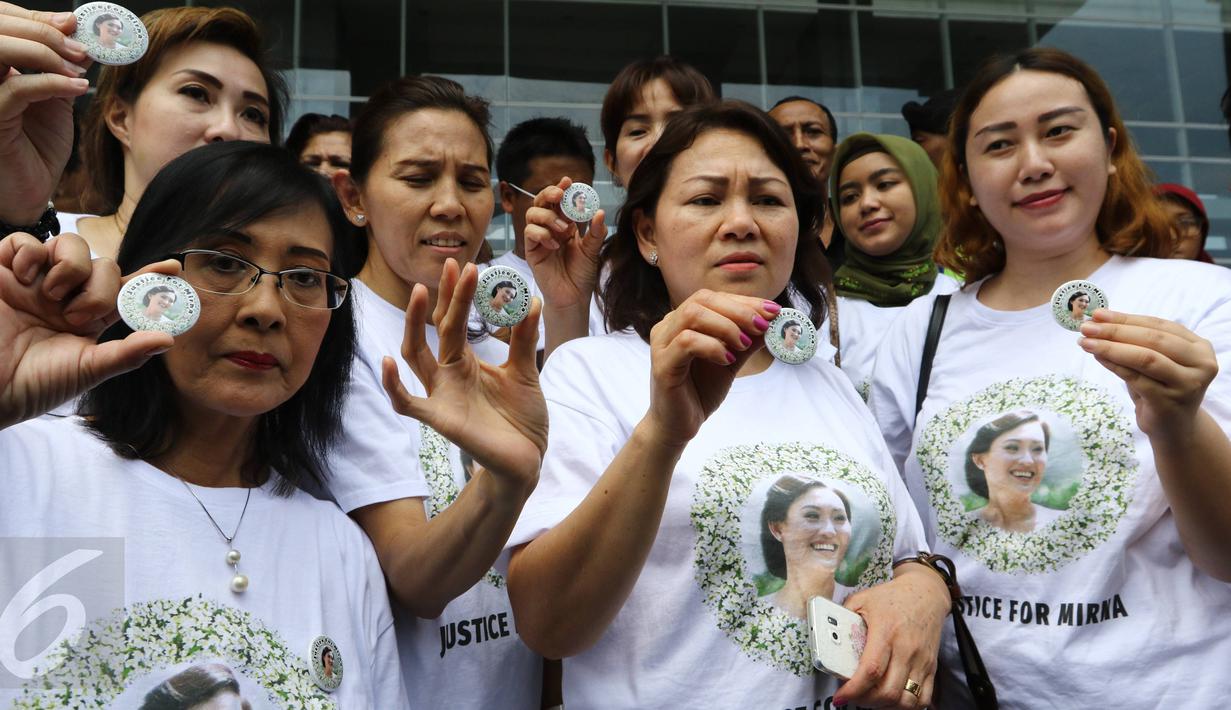 Sejumlah pendukung Mirna memperlihatkan pin bergambar wajah Mirna yang tengah tersenyum jelang sidang vonis di PN Jakarta Pusat, Kamis (27/10). Para pendukung Mirna berharap terdakwa Jesicca Wongso divonis mati. (Liputan6.com/Helmi Afandi)