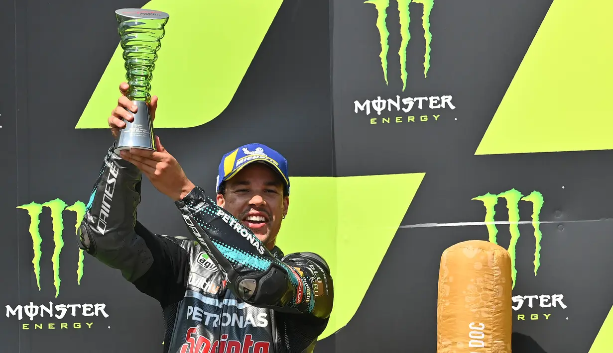 Pembalap Petronas Yamaha, Franco Morbidelli, melakukan selebrasi usai menjuarai balapan MotoGP Republik Ceska di Sirkuit Brno, Minggu (9/8/2020). Brad Binder menjadi yang tercepat dengan catatan waktu 41 menit 38,764 detik. (AFP/Joe Klamar)