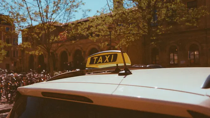 Derita Supir Taksi yang Tetap Bekerja Meski Harus Pakai Tabung Oksigen