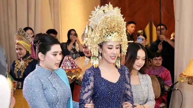 Cleantha Islan pakai mahkota adat Aceh. [@agusyudhoyono]