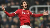 Edinson Cavani. Striker Uruguay berusia 35 tahun ini tampil memikat di musim pertamanya 2020/2021 dengan mencetak total 17 gol bagi Manchester United. Namun musim ini akibat dilanda cedera dan hadirnya CR-7 membuatnya minim bermain. Kabarnya ia akan meninggalkan MU akhir musim ini. (AFP/Paul Ellis)