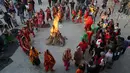 Gadis-gadis India berpakaian tradisional menari mengelilingi api unggun saat merayakan festival Lohri di Jammu, India (13/1). Festival Lohri ini banyak dirayakan oleh orang-orang dari wilayah Punjab di Asia Selatan. (AP Photo / Channi Anand)