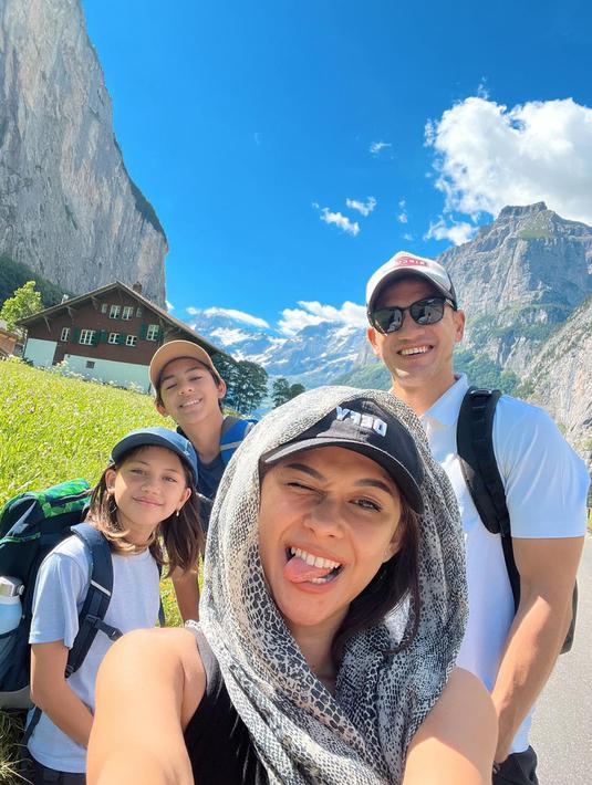 <p>Di momen liburan sekolah anak-anaknya, Nana Mirdad dan Andrew White memutuskan untuk mengajak Jason dan Sarah ke Swiss. (Instagram/nanamirdad_)</p>