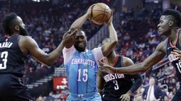 Pebasket Houston Rockets, James Harden, menghadang pebasket Charlotte Hornets, Kemba Walker, pada laga NBA di Stadion Toyota Center, Kamis (14/12/2017). Houston Rockets menang 108-96 atas Charlotte Hornets. (AP/Michael Wyke)