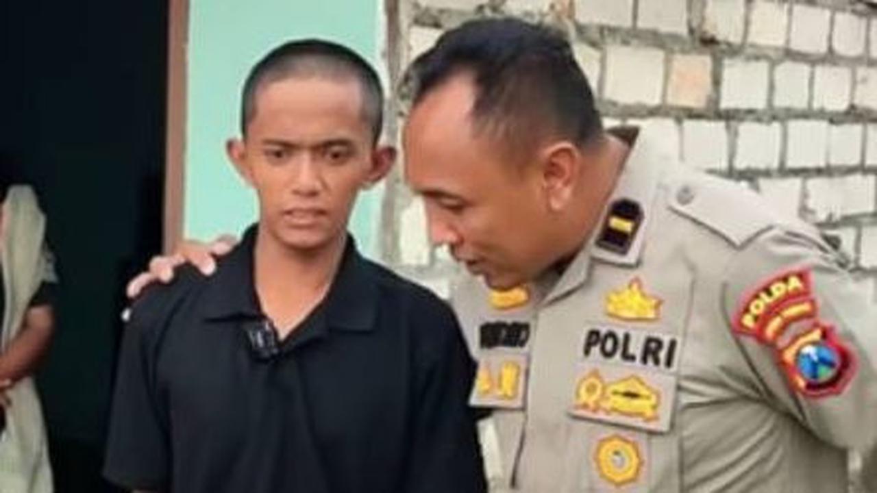 Terlantar Gara-gara Mencari Kerjaan, Remaja Yatim Piatu Ini Dibantu Modal Untuk Usaha Oleh Polisi Baik