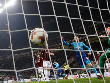Gol pembuka untuk Arsenal yang berhasil diciptakan oleh Henrikh Mkhitaryan ke gawang AC Milan pada pertandingan Liga Europa leg pertama di stadion San Siro Milan, Italia (8/3). Arsenal berhasil mengalahkan tim tuan rumah 2-0. (AP Photo / Antonio Calanni)