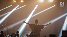 Penampilan band indie pop asal Los Angeles, LANY membawakan lagu pada konser di kawasan SCBD, Jakarta, Selasa (27/3). LANY kembali ke Jakarta dalam rangkaian tur dunia promo album self-titled mereka yang rilis tahun lalu.  (Liputan6.com/Faizal Fanani)