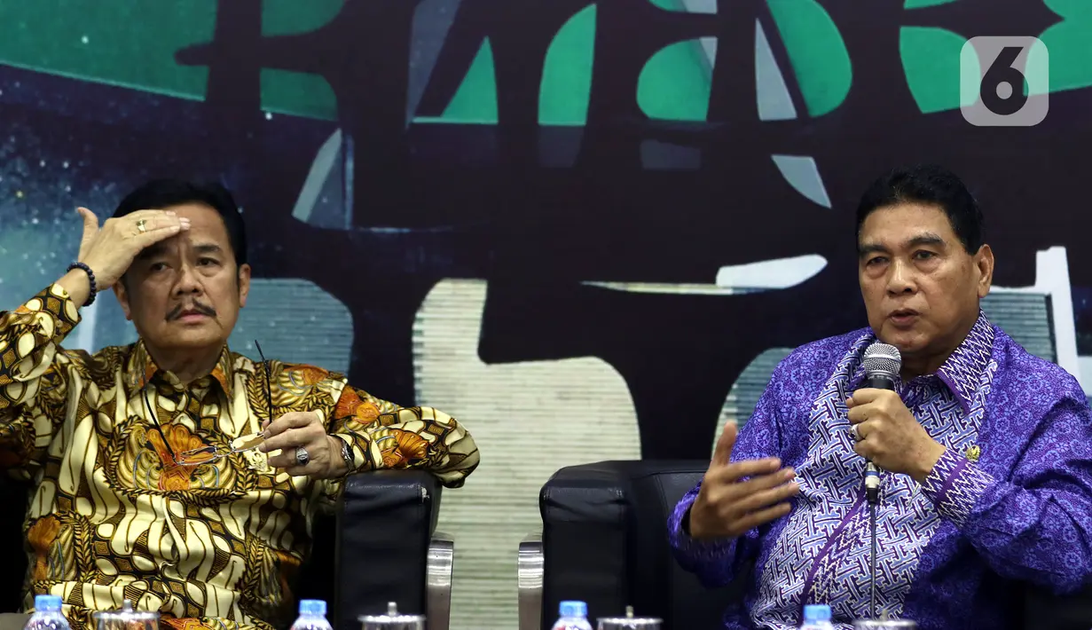 Anggota MPR dari Kelompok DPD Teras Narang dan Anggota Fraksi Demokrat MPR RI Achmad Msi tampil sebagai pembicara dalam Diskusi Empat Pilar MPR di Kompleks Parlemen Senayan, Jakarta, Rabu (4/12/2019). Diskusi kali ini mengangkat tema Menuju Pilkada Serentak 2020. (Liputan6.com/Johan Tallo)