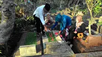 Ziarah kubur warga Bogor sebelum masuk bulan Ramadan (Liputan6.com/ Bima Firmansyah)
