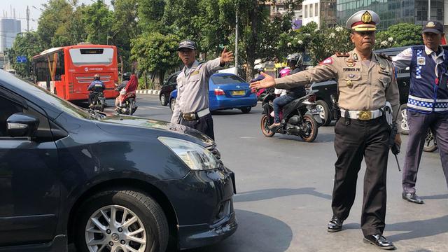 Polisi menindak pelanggar aturan ganjil genap di Jalan Hayam Wuruk dan Jalan Gajah Mada, Jakarta Barat. (Liputan6.com/Ratu Annisa)