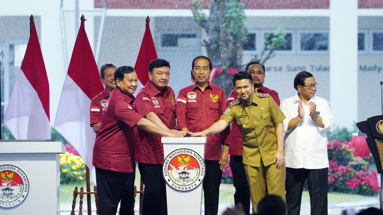 Presiden Joko Widodo (Jokowi) meresmikan Asrama Mahasiswa Nusantara (AMN) di Jalan Jemur Andayani, Siwalankerto, Kecamatan Wonocolo, Kota Surabaya, Jawa Timur (Jatim).