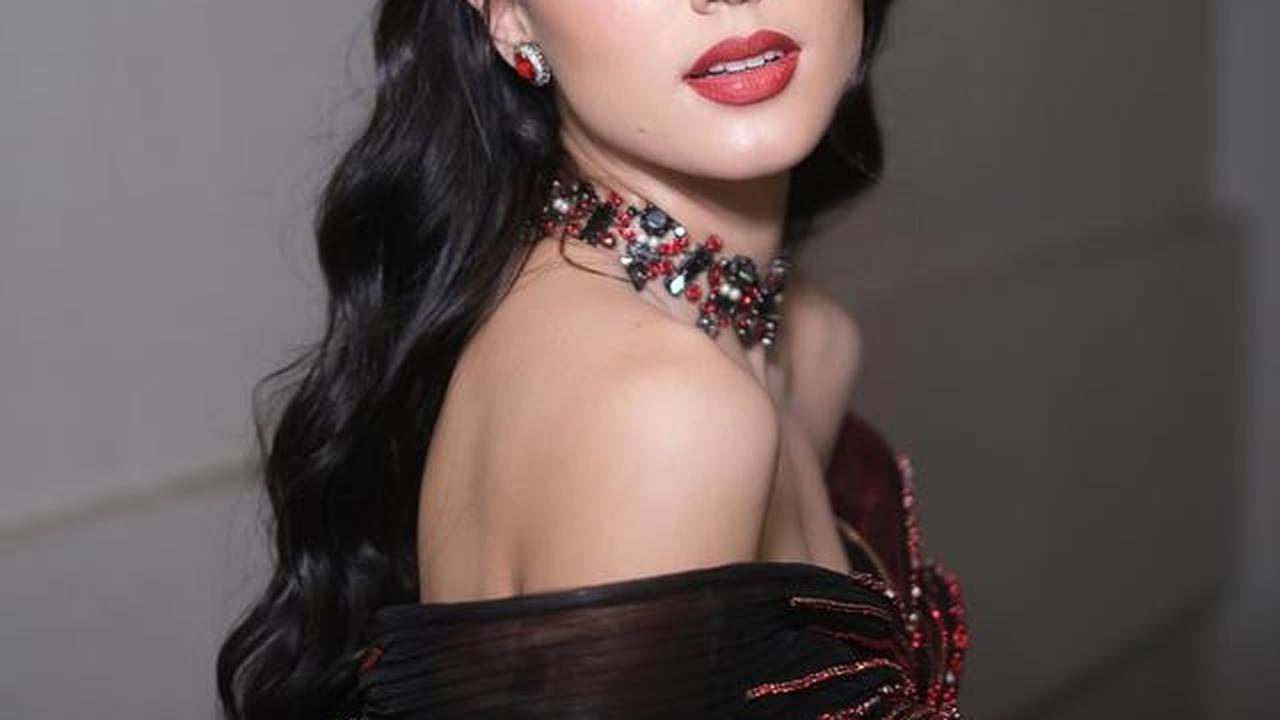 11 Potret Yasmine Napper Pakai Gaun, Selalu Elegan dan Memikat